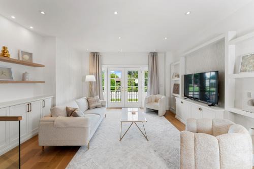 Luxury Home - 5 min from airport, 15 to downtown in Toronto