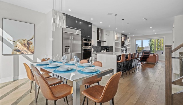 Luxury Home in Quiet Neighborhood near Downtown with Fast Wi-F & 3 Workspaces in Calgary