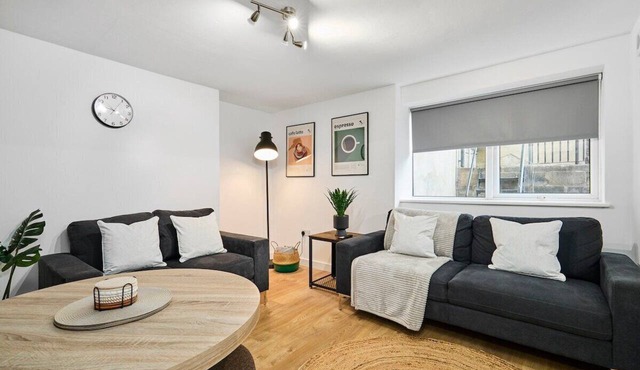 Luxury Lower-Level Two Bed Apt in Leeds