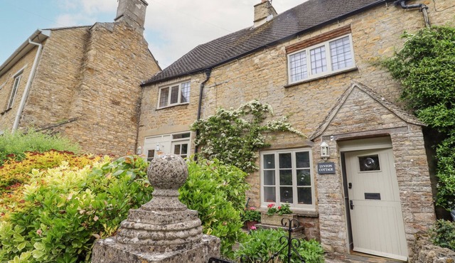 LYNTON COTTAGE, pet friendly, character holiday cottage in Enstone in Chipping Norton