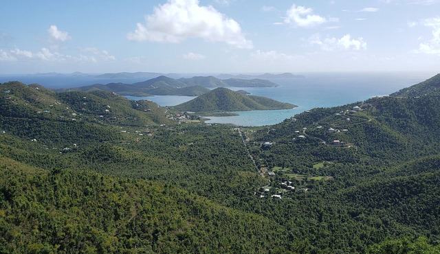 Minutes from beaches & trails of the National Park, with a large bedroom . in St.John
