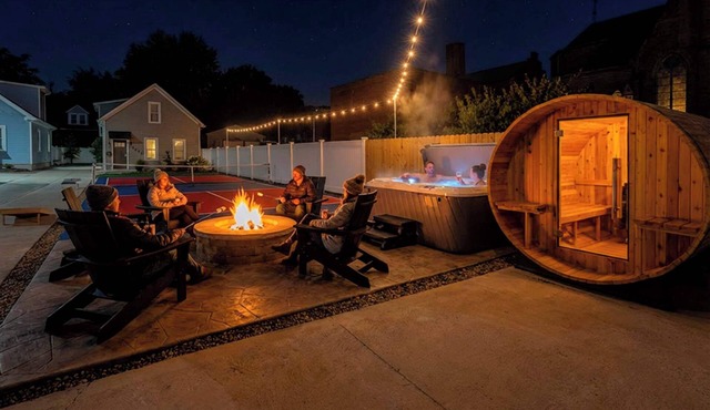 Miracle on 54th - Hot Tub, Sauna, and Pickleball in Cleveland