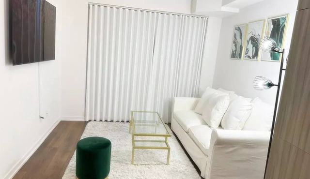 Modern 1+1 Condo Suite in Toronto + Free Parking! in Toronto