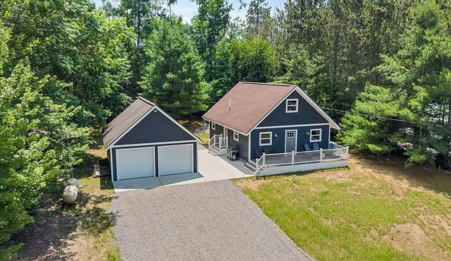 Modern 4BR Near Grayling | Sleeps 14 | 2 Fire Pits, Crew Room & Lake in Frederic