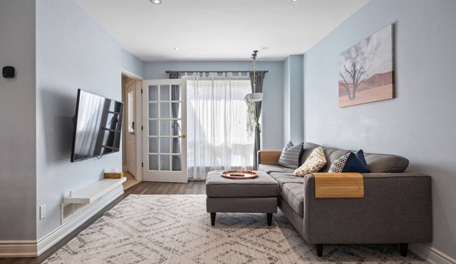 Modern 4BR w/Parking – 10 Min to YYZ Airport in Mississauga