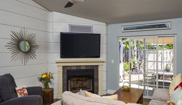 Modern Townhome with fenced in yard! Near Folly Beach and Parks! in Charleston