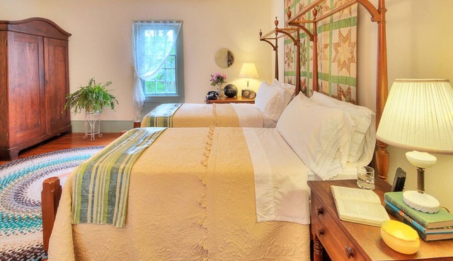 Oak Grove B&B second-floor suite with two rooms no pets in South Boston