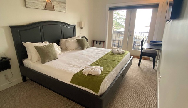 Oceanview King Bedroom - Mayne Island Resort in Mayne Island