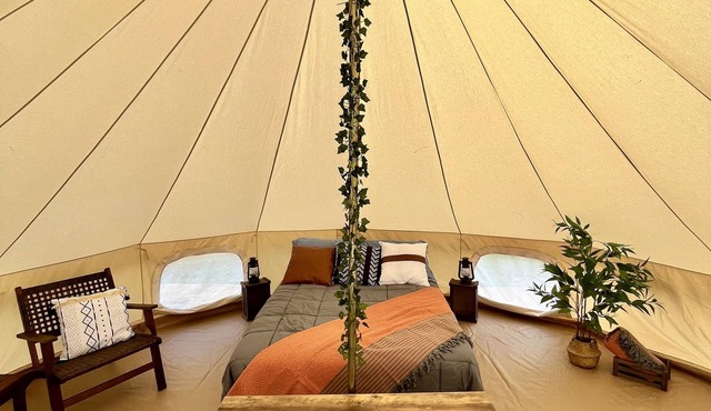 Off Grid Glamping Tent with shared Hot tub, and Sauna! in Nestor Falls