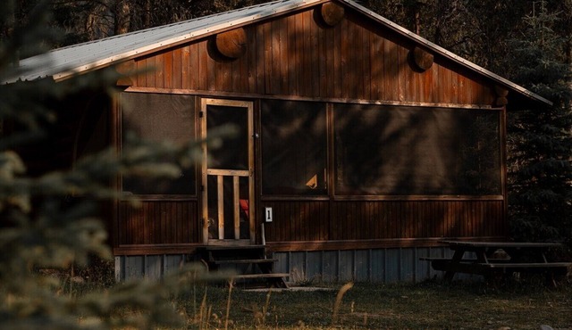 Off-Grid Wilderness Cabin with Mountain Views, Hot Tub, Sauna & Canoes in Provincial Park