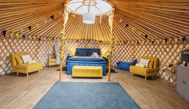 PERIGNON Luxury Heated Yurt with Private Hot Tub in Great Ellingham