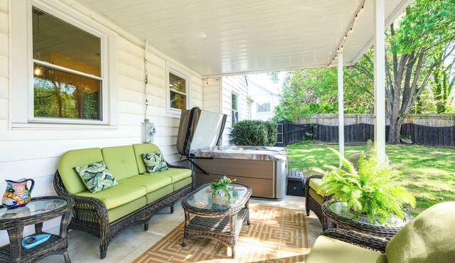 Pet-Friendly Roanoke Retreat w/Theater in Roanoke
