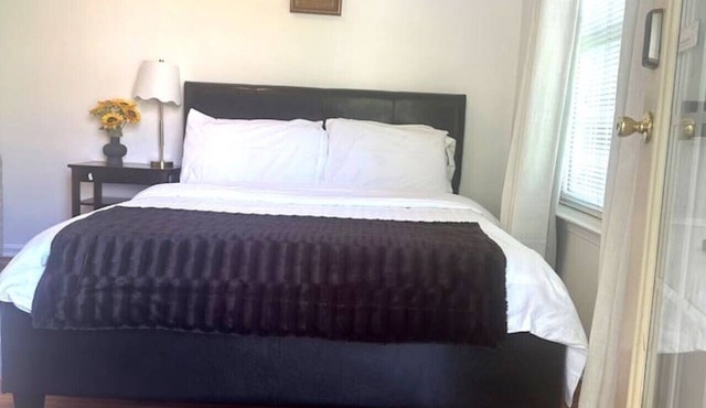 Private ground-level studio suite in Laurel