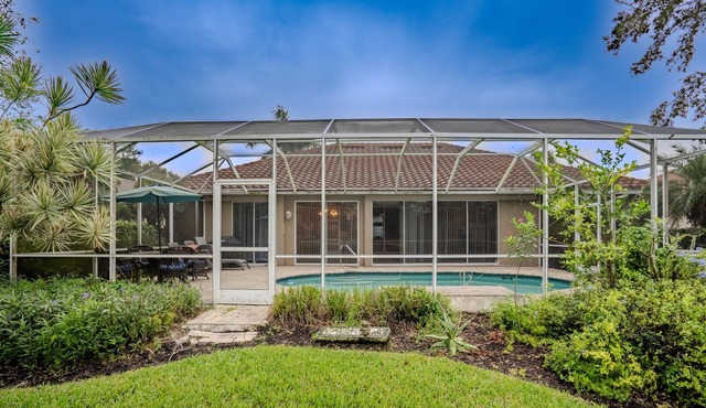 Private Pool, beautiful 4 bedroom/ 2 bathroom house with lake view! in Sarasota