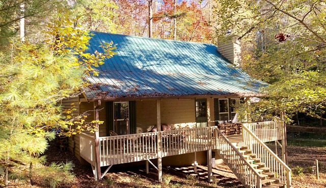 Private/secluded, multiple fire pits, fishing pond, a little taste of heaven! in Dahlonega