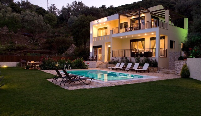 Private Sunrise Villa with Pool & Garden – 5 mins walk to Beach, Peaceful Escape in Lefkada