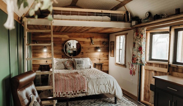 Private tiny cabin- 10 minutes from Dale Hollow Lake! in Celina