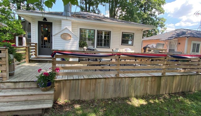 Ptoobies Place- AMAZING cottage BOAT DOCK & deck! in Lakeview