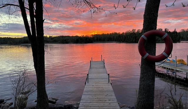 Relaxing Dog Daze Cottage Retreat at the Lake Edge Cottages! in Lakefield