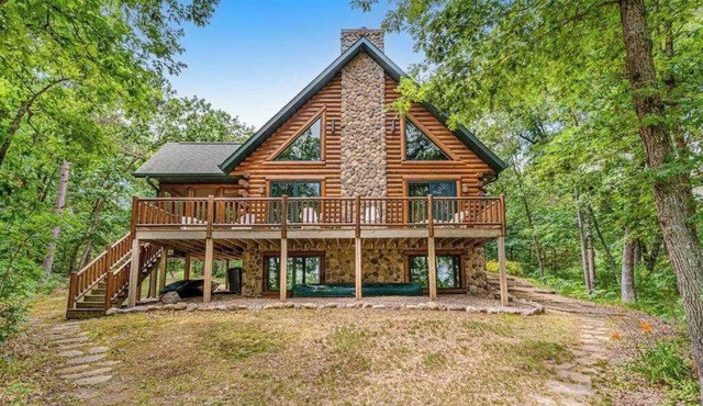 Riverfront cabin with a dock, kayaks and a canoe - firepit and water views in Lyndon Station