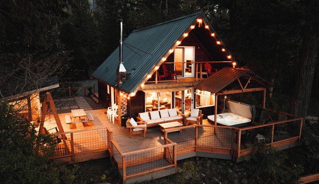 Riverfront Cabin w/Views-Hot Tub,AC,Pets in Gold Bar