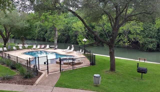 Riverfront Flotation Fun near the Tube Chute 1 Br Condo 3 min from Schlitterbahn in New Braunfels