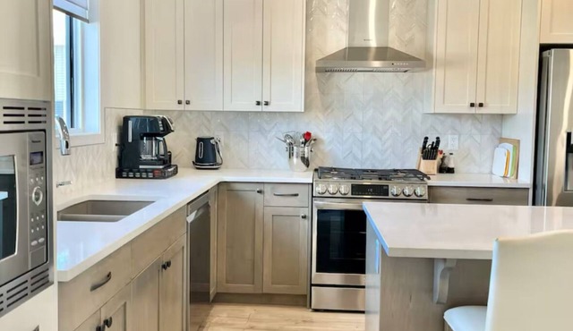 Rockland Park Home: 3 BR, Easy Access to Banff in Calgary
