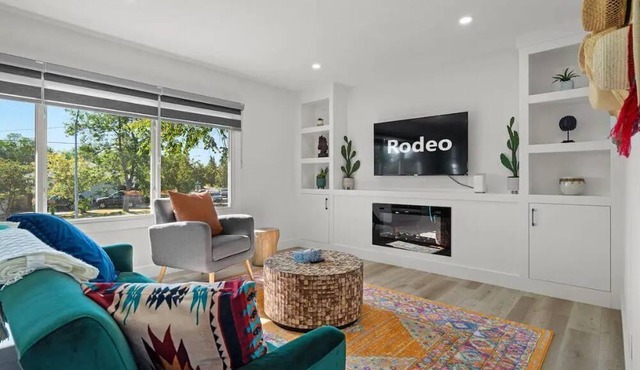 "Rodeo" Upper Suite In Trendy Killarney in Calgary