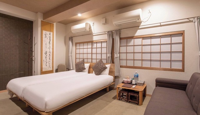 ROOM A Westernstyle triple room 30 m | 2 singl/Osaka City Ōsaka in Osaka City