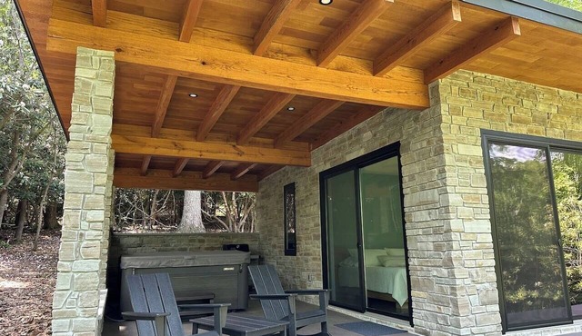 Secluded, hot tub, river, Mtn Views, Brand new in Marion