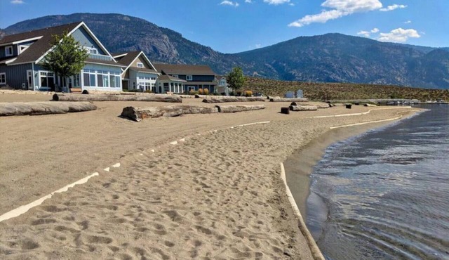 Sept Long Weekend | Sleeps 8 | Close to Pool | Private Beach in Osoyoos