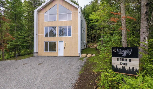 Ski In/Ski Out Spa, Babyfoot | Le Chouette Chalet in Saint-Donat
