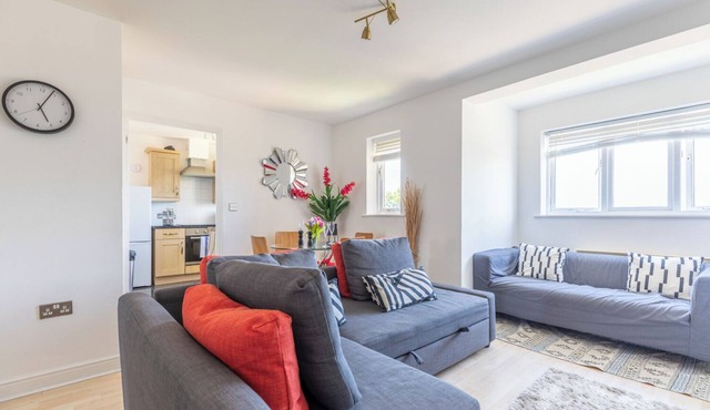 Skyline Haven Modern 2BR w/Free Parking & 4kTV in London