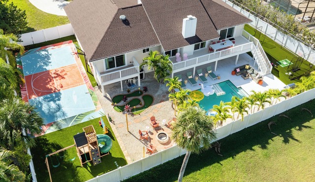 Sleeps 20! Heated Pool, Pickleball, Batting Cage- Near IMG & Beach in Bradenton