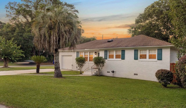 Southern Bell Sanctuary 12min/7miles to Downtown Charleston, Pet-friendly home! in North Charleston