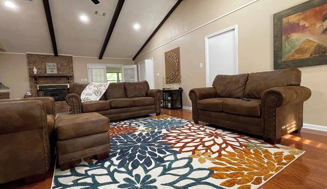 Spacious 5-bedroom house in welcoming Pine Bluff with WiFi, AC in Pine Bluff