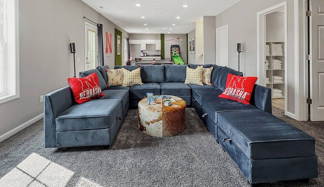 Spacious 5BD - UNL 5mins - BBQ, Games & Backyard in Lincoln