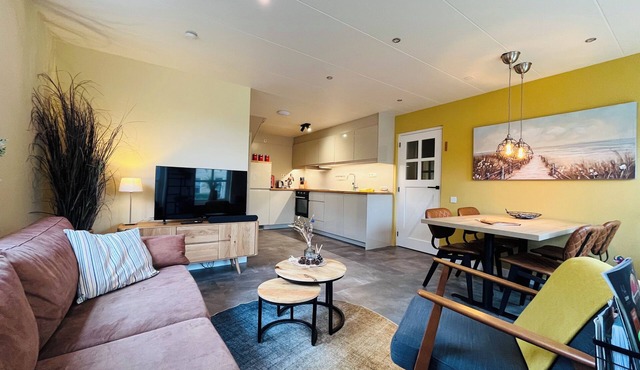 Spacious apartment with bedroom and bathroom on the ground floor in Baaiduinen