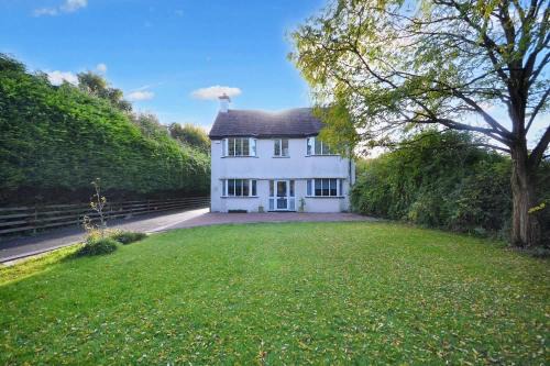 Spacious Cotswolds House Garden with Hot Tub in Tewkesbury