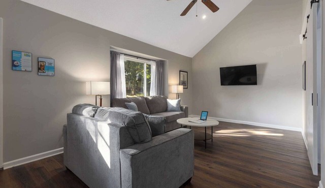 Spacious Home Roomy Sleeps 14 KingBeds in Olathe