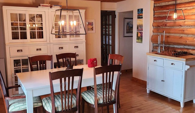 Spacious Log Cabin, Ready for Fall and Thanksgiving! in Kawartha Lakes