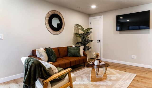 Spacious Modern loft Near RSL, Expo & Ski in Sandy
