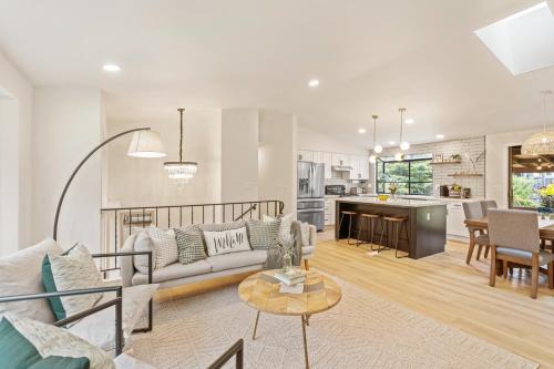 Spacious Modern Retreat w Game Room and Yard in Lynnwood