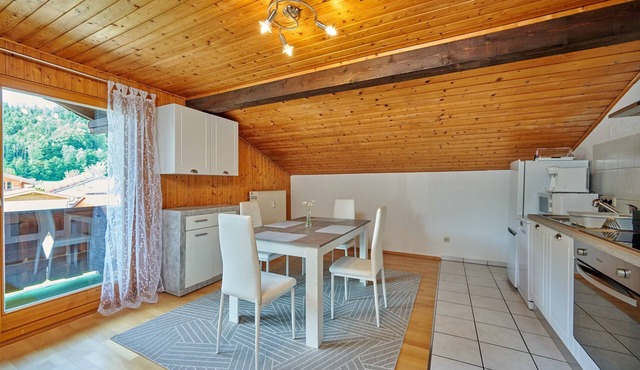 Spacious vacation apartment 72 m², 1-4 persons, 2 bedrooms, WLAN, balcony in Marquartstein
