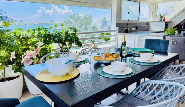 Spacious Waterfront 2-Bedroom Condo w/2 Bathrooms, Pool, AC in Saint Matin