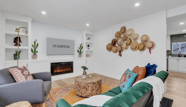 Stampede | 4BR Home | Main Floor King | 2 Kitchens | Garage | Sleeps 8 | Yard in Calgary