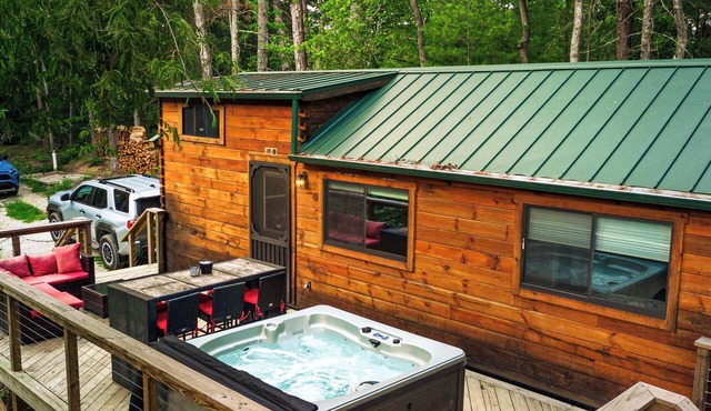 Stay in Style and Comfort at Moonshine Manor in Campton