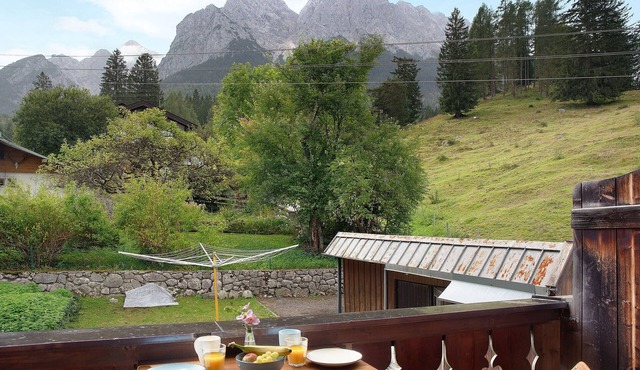 Studio Apartment 'Alpspitznest' with Mountain View, Balcony and Wi-Fi in Grainau