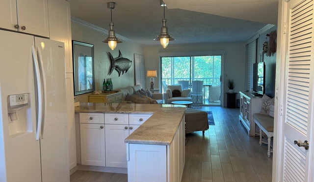 Stunning 2 bedroom, 2 balcony condo on golf course with tennis and pickleball in Naples
