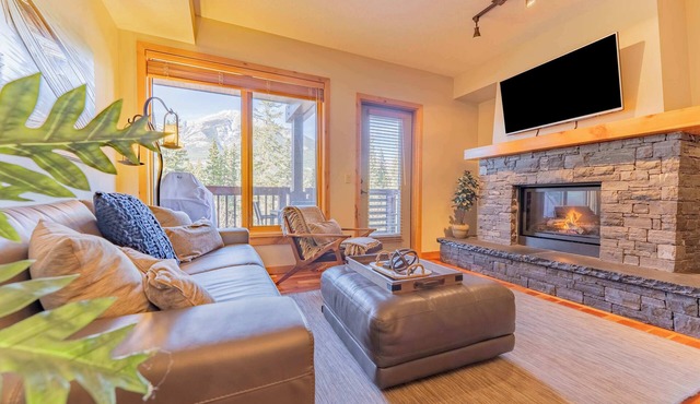 Stunning 2bd, hot tub walking distance to downtown in Canmore